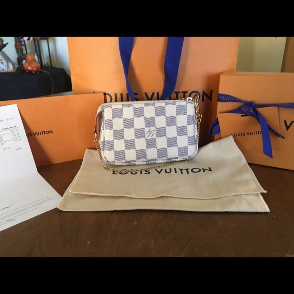 LV mini pochette